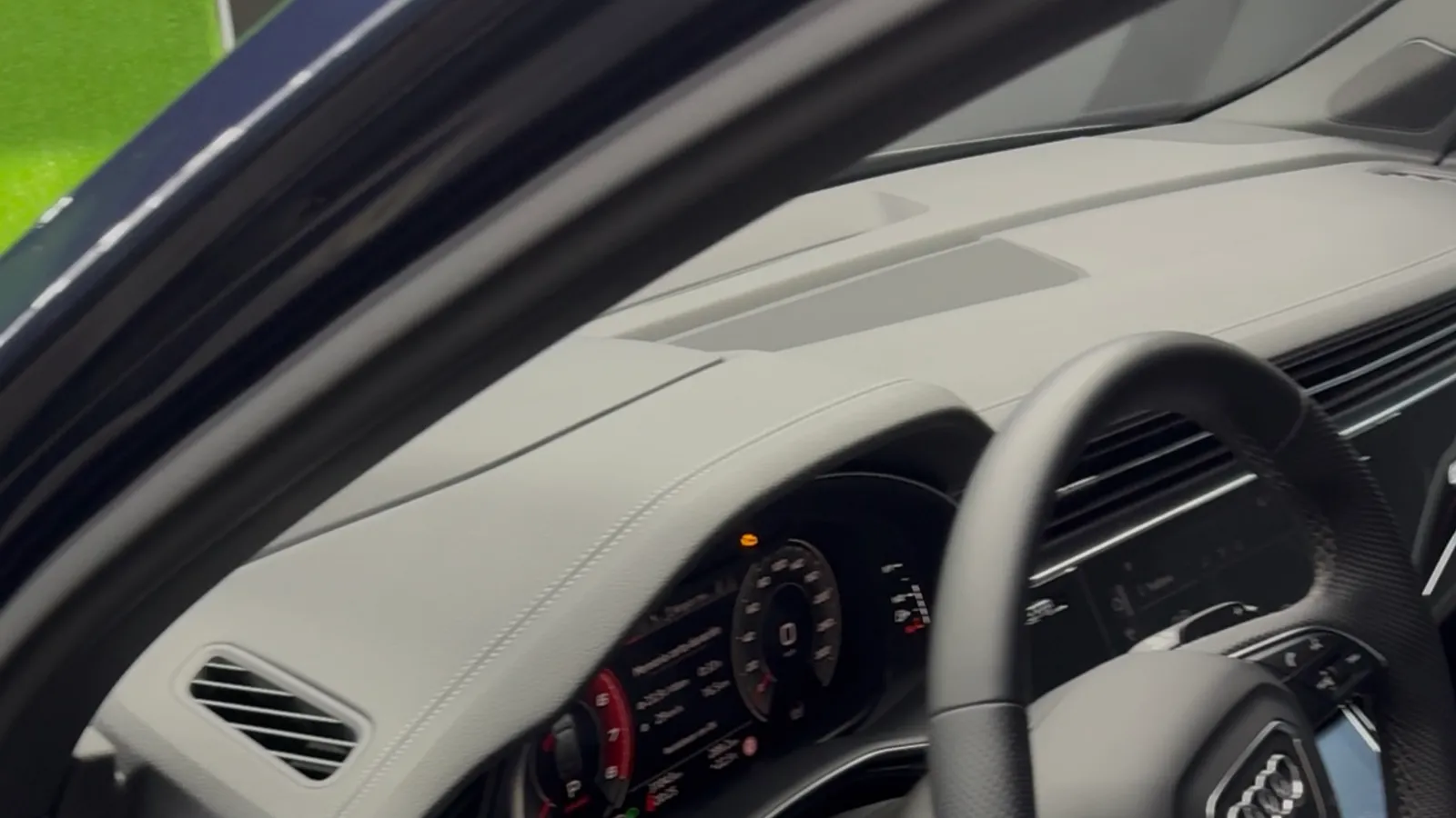 Limpieza profesional de la tapicería del interior de un coche con inyección-extracción
