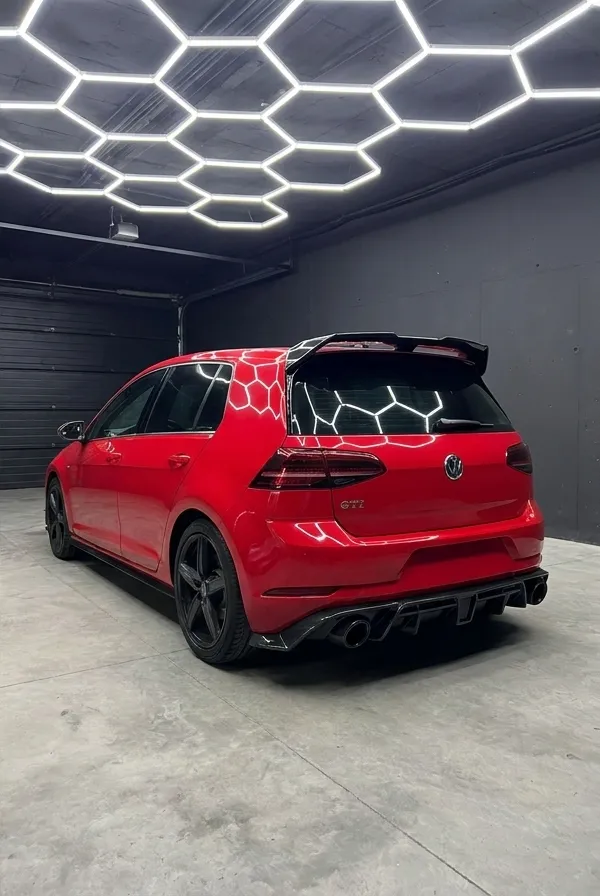 Golf GTI después — body kit completo, difusor, alerón y colas de escape en negro