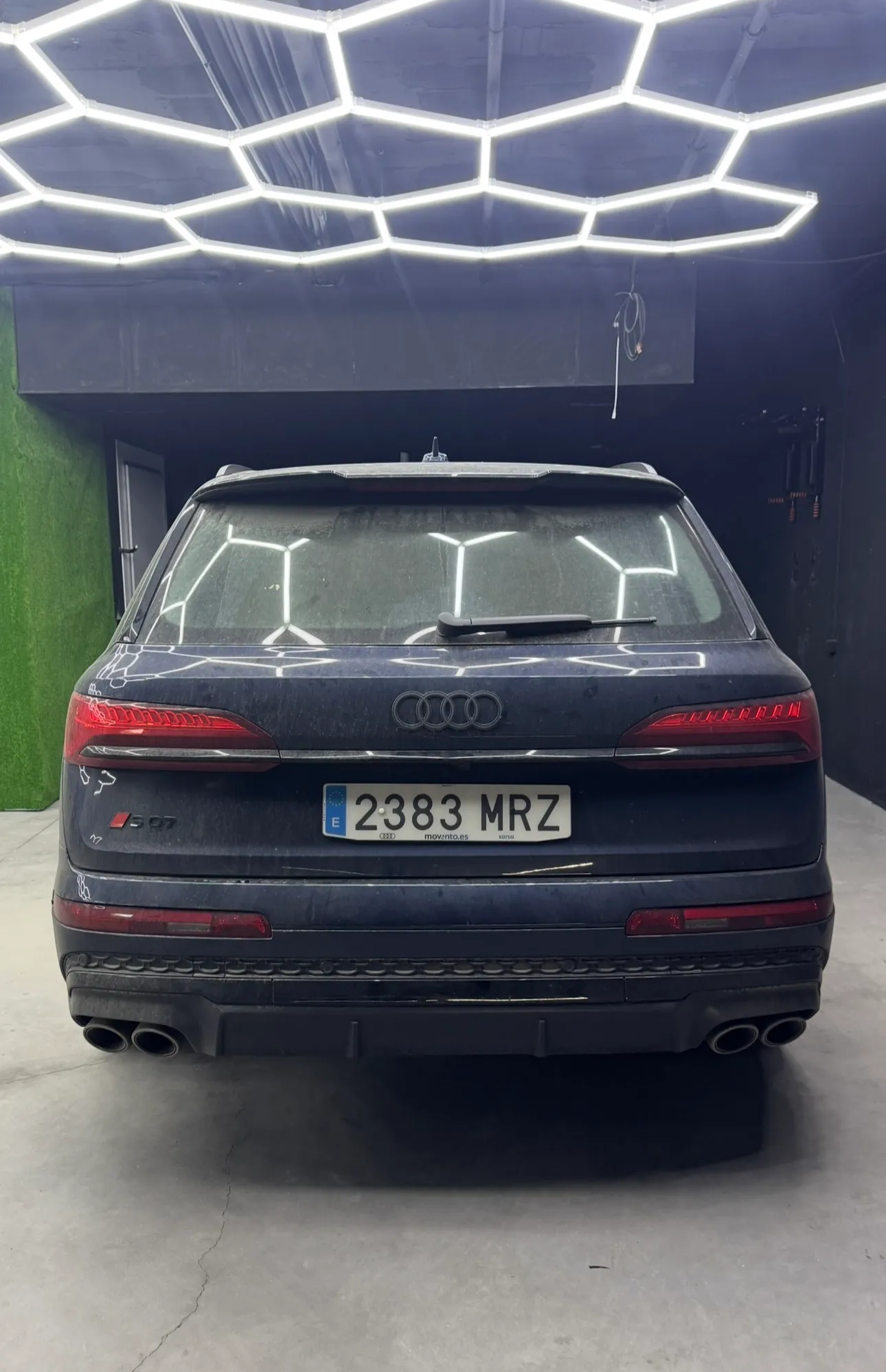 Exterior de un Audi SQ7 antes — pintura polvorienta y apagada