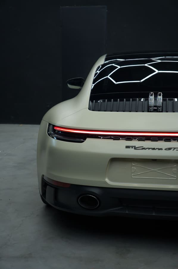Detalle de la barra de luz trasera y el emblema 911 Carrera GTS
