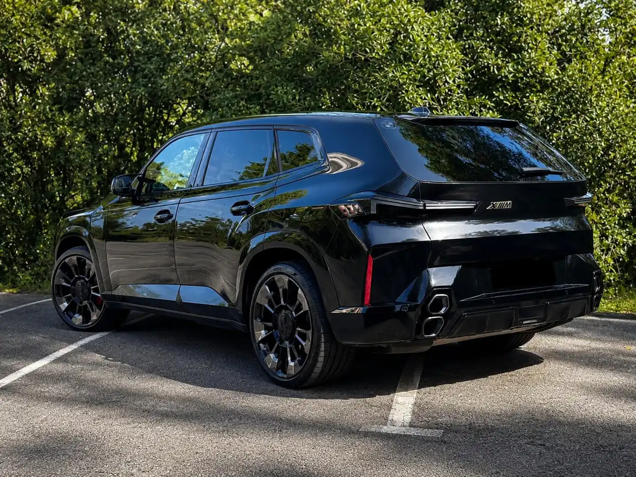 BMW XM antes — negro brillo de fábrica